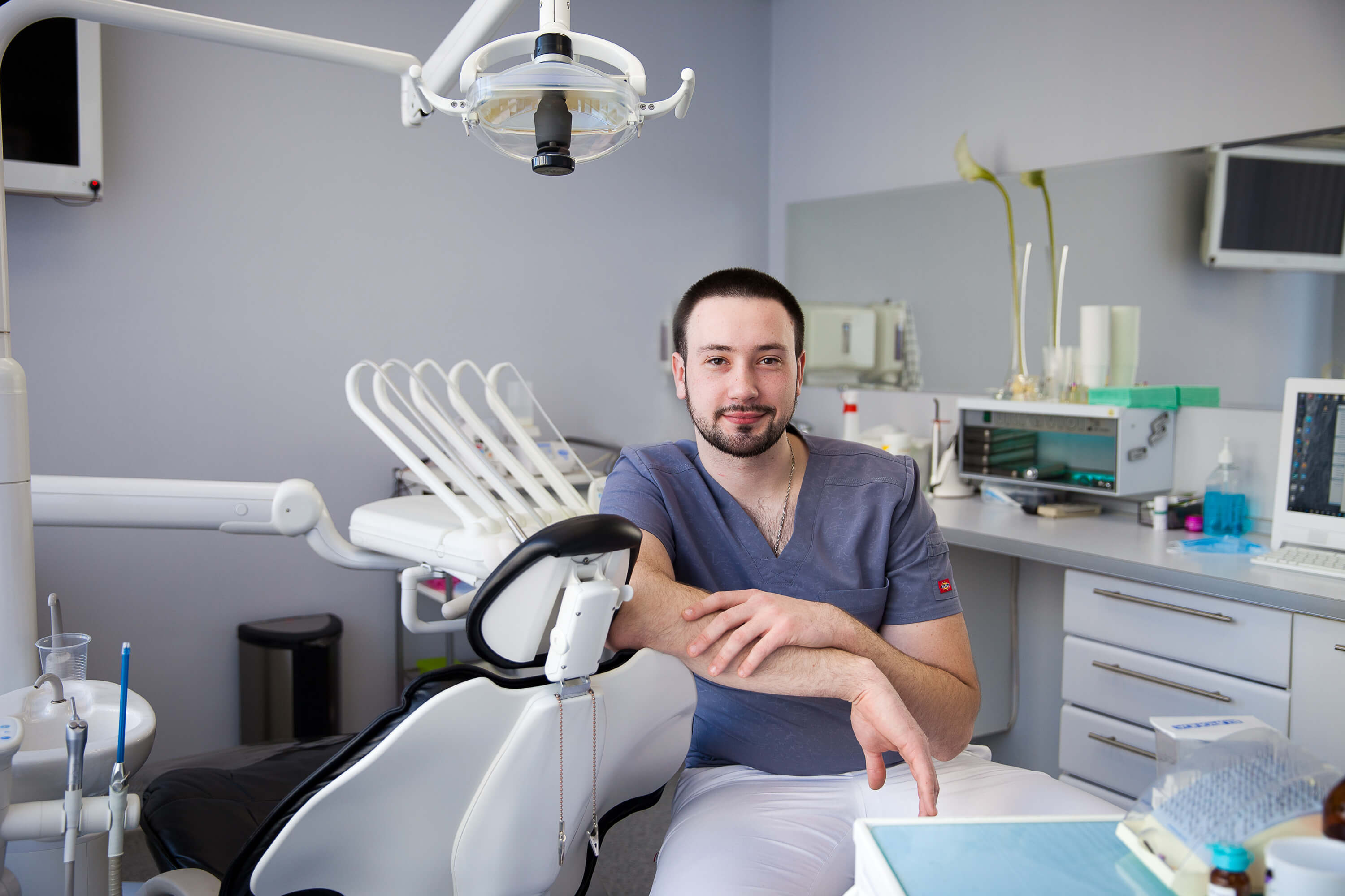 Работа врача стоматолога терапевта. Стоматолог мужчина. Стоматология врачи.